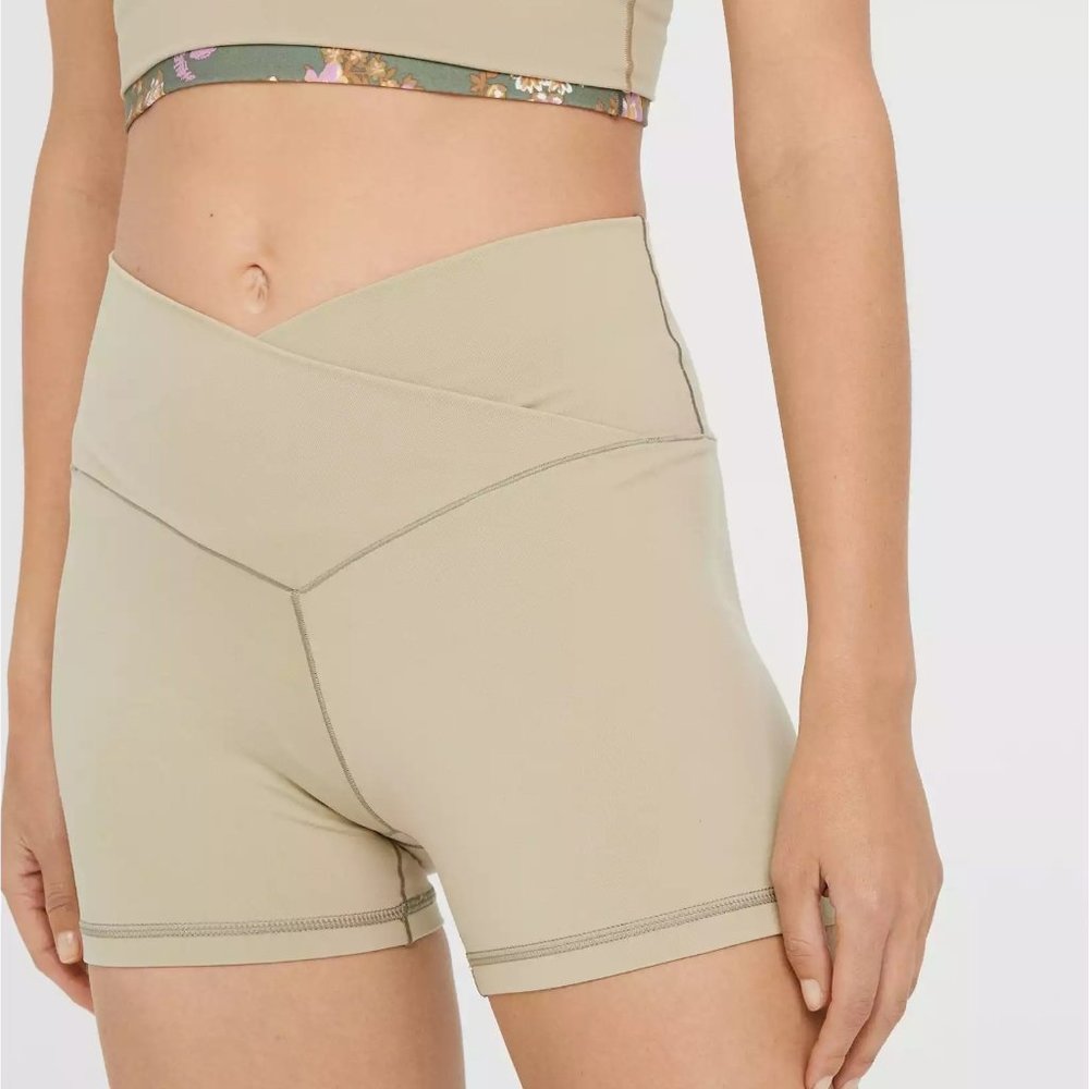 American Eagle Offline Real Me High Waisted Crossover 3” Shortie
